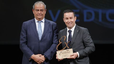 Mejor compa��a familiar. Jos� Luis Carretero, cruise manager de Berg�, entreg� el galard�n a Rafael Moreno, director comercial de la compa��a MSC Cruceros.