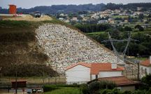 La �presa� de tierra podr�a dejar sepultado un edificio de 10 pisos.
