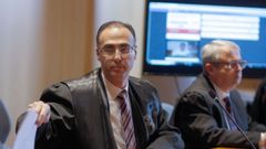 El abogado y exalcalde de Ribadedeva, Jes�s Bord�s, del PSOE, comparece vestido con toga y desde el estrado en el juicio en el que est� acusado de un delito de prevaricaci�n