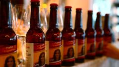 Una cerveza etiquetada con la cara de Isabel D�az Ayuso, durante la campa�a electoral del 4M en Madrid