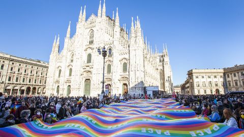 la gente sostiene una enorme bandera durante una manifestacin contra la invasin rusa de Ucrania. 