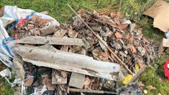 Vertido de escombros de obras en Pontedeume