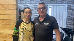 Jose Fern�ndez, junto a su hija Patricia. Ambos son los encargados de llevar las riendas de la barber�a