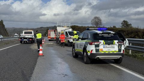 Imagen del accidente ocurrido en la A-8, con la furgoneta de los operarios de conservaci�n al fondo.