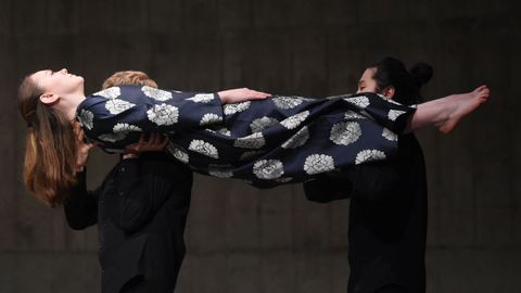 Tres personas llevan a cabo la performance The Tanks, de la artista estadounidense Joan Jonas, en la Tate Modern de Londres