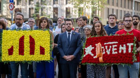 En el centro, Pere Aragons en la tradicional ofrenda floral a Rafael Casanova.