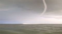 Una tromba marina �engulle� un barco en Alicante