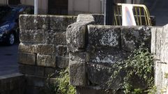 Piedras del lateral del puente, declarado BIC, desplazadas por el impacto del vehculo