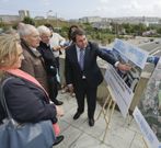 El alcalde, con otros ediles, visit� ayer Visma. 