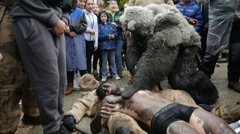 El Oso se encarga de una de sus v�ctimas mientras otra espera su turno sujetada por un criado