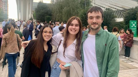 Por la izquierda, Mara Garca, Paula Tejedor y Guillermo Piquero a la entrada del acto