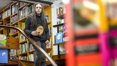 David Gago, en la librer&iacute;a Paz de Pontevedra