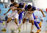 Antonio trata de driblar a Rubi y Palmas en un lance del segundo tiempo del encuentro.