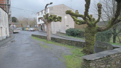 Imagen de la zona de Castro de Rei cercana a la muralla y a la iglesia. 