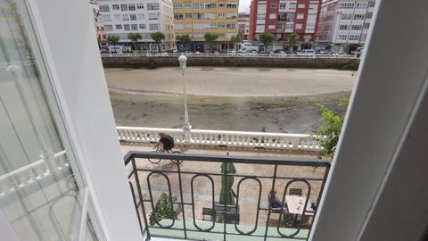 Balconcillo de una de las habitaciones que dan al ro, desde las que se ve la playa de A Magdalena