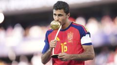 Rodri Hern�ndez besa el trofeo a mejor jugador del Mundial.