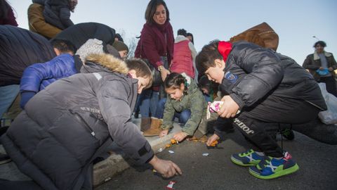 Ni�os recogiendo caramelos en la cabalgata de los Reyes Magos en Carballo