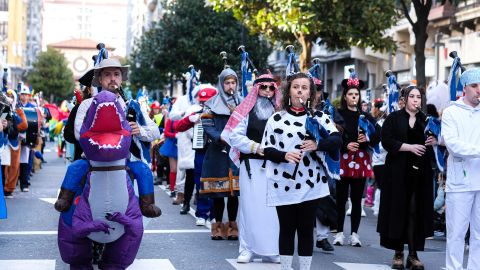Oviedo se llena de color, alegr�a y tradici�n para celebrar el Carnaval