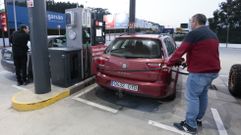 Un hombre reposta combustible hace unos d�as en una estaci�n de servicio de Burela