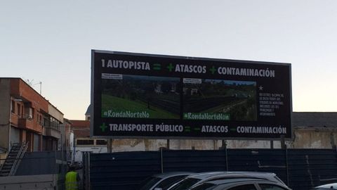 Valla publicitaria contra la Ronda Norte, colocada por Somos Oviedo