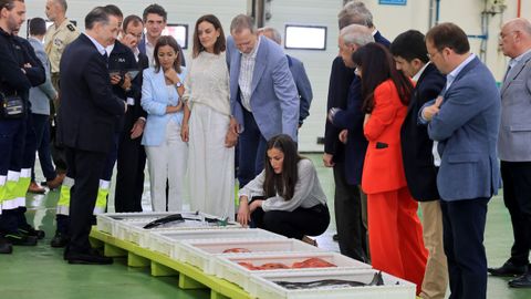 Los reyes observando el pescado por el que después pujarían en una subasta simbólica en la única lonja del mundo donde un ordenador canta los precios