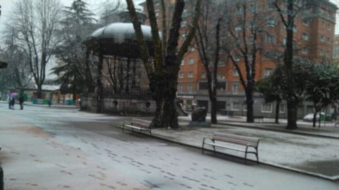 La Felguera, cubierta por una fina capa de nieve
