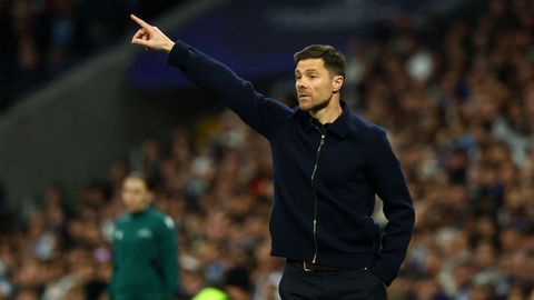 Xabi Alonso, dando instrucciones a sus jugadores durante el partido entre el Real Madrid y el Manchester City de Champions.