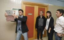 Jorge Mira f�xose un �selfie� diante da placa do laboratorio que leva o seu nome<span lang= es-es >. </span>
