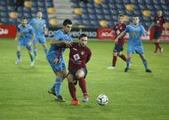 Carnero controlando un bal�n en el encuentro de la primera vuelta ante los de Cangas en Pasar�n. 