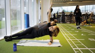 Una mujer participa en una clase de entrenamiento funcional en el gimnasio Metropolitan de La Solana. Imagen de archivo. 