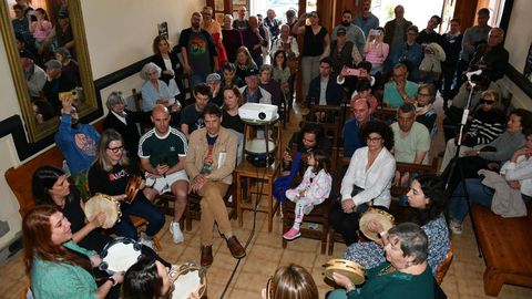 Presentacin. Bastante pblico acudi hasta el Casino para escuchar la propuesta que tiene la entidad para dotar de actividad al inmueble y convertirlo en el nico espacio expositivo permanente de Corcubin, tras el cierre del Museo Seno.