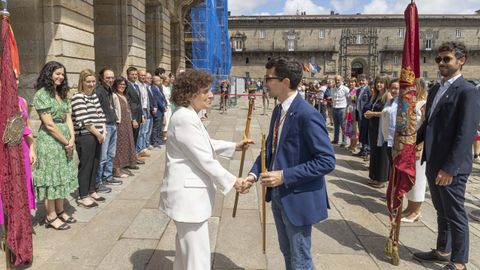 Saludo de la alcaldesa deCompostelay el regidor de Padrn en la Praza do Obradoiro en el Da de Padrn en Santiago el pasado 31 de julio