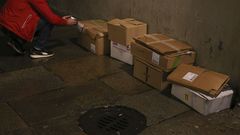 De patrulla con polic�as locales de paisano para acabar con el dep�sito de basura en la calle