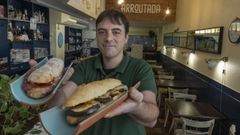 Luis Jim�nez, propietario del Arroutada Bocatas y Vinos, ofreciendo dos de sus creaciones.