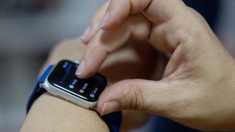 Una persona cambiando la hora de un reloj, a 18 de marzo de 2026, en Madrid.