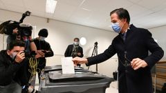 El primer ministro holand�s Mark Rutte deposita su voto en la urna