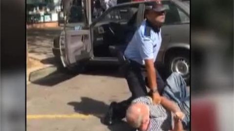 Un polic�a reduce y tira al suelo a un anciano que hab�a aparcado indebidamente