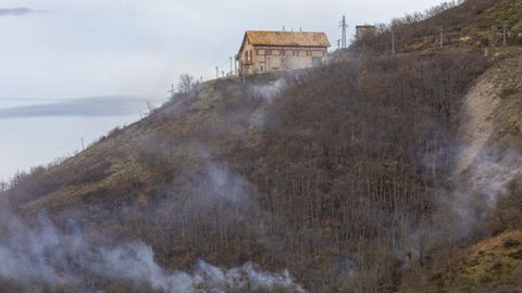 Humo en un incendio forestal ya extinguido junto a la estaci�n de tren de Pajares