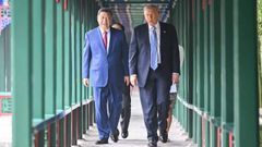 El presidente de los Estados Unidos, Donald J. Trump (d), junto al presidente chino, Xi Jinping (i), en Zhongnanhai, Pek�n. China y Estados Unidos cerraron este viernes la visita de Donald Trump a Pe