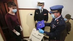 Militares de de Lugo feliciitan a un joven por sus 18 a�os