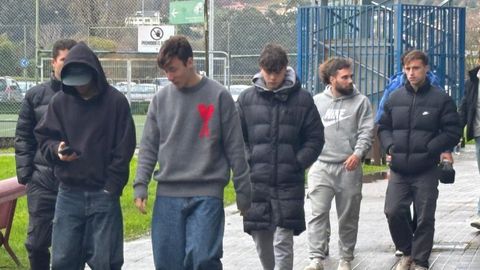 Los jugadores abandonan el estadio de A Malata tras la despedida de Pablo L�pez en la ma�ana de este jueves. 