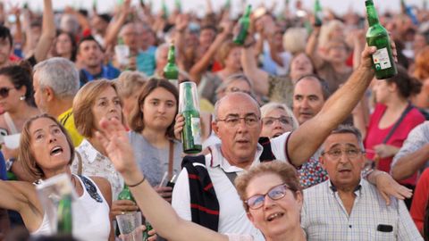 Participantes en la XXVIII edicin de la Fiesta de la Sidra Natural de Gijn, en la que han logrado batir de nuevo el rcord mundial de escanciado simultneo  con la participacin de 9.721 personas