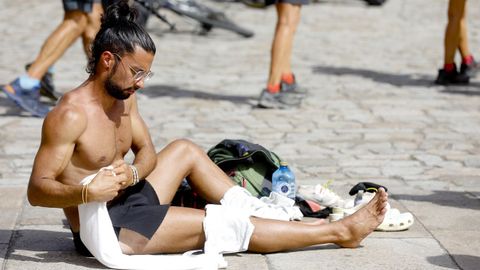 El calor tambin hizo mella en los peregrinos que llegaron hasta la plaza del Obradoiro, en Santiago de Compostela