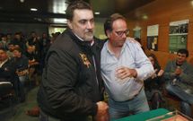 Lema, a la izquierda de la imagen, se abraza con su predecesor tras hacerse p�blico el resultado. 