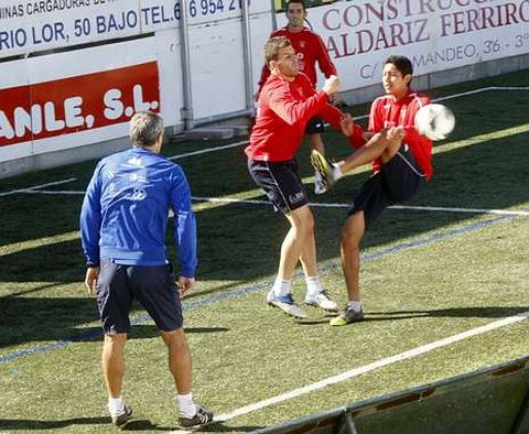 Fran P�rez, chocando con Galindo durante una sesi�n de f�tbol tenis ante la mirada de Seti�n.