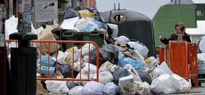 Imagen de una monta�a de basura en una c�ntrica calle de Vilalba ayer por la tarde.