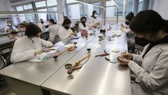 Alumnos del ciclo de pr�tesis dental del CEIP �nxel Casal