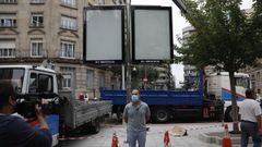 El alcalde posa junto al soporte publicitario junto al parque de San L�zaro, poco antes de que lo retiren