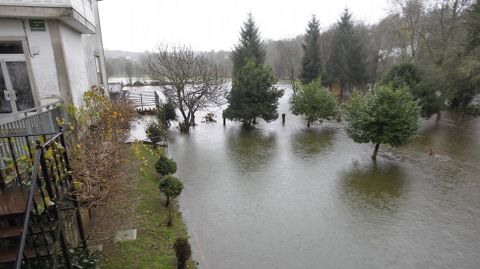 El río Tambre desbordó a su paso por Sigüeiro (Oroso).