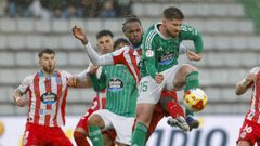 �lex Balboa, en pugna con Zalaya en el derbi entre Lugo y Racing en A Malata.